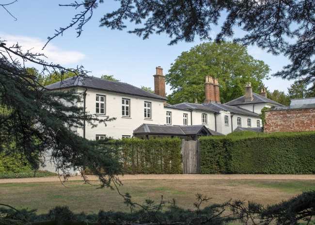              El principe Harry y Meghan Markle devolvieron alrededor de  3 millones a los contribuyentes britanicos que originalmente habian financiado renovaciones extensas en Frogmore Cottage            