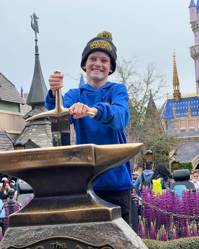 La ex reina adolescente celebro el cumpleanos de su hijo en Disneyland