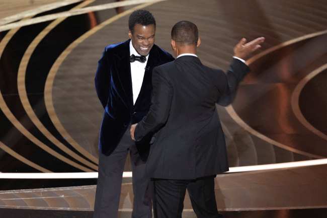              Will Smith le levanta la mano a Chris Rock despues de que el comediante hiciera una broma sobre su esposa Jada Pinkett Smith en los premios Oscar del ano pasado            
