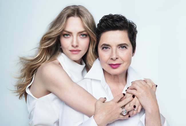              Rossellini posa con su companera embajadora de Lancome Amanda Seyfried en la nueva campana de La Vie Est Belle            