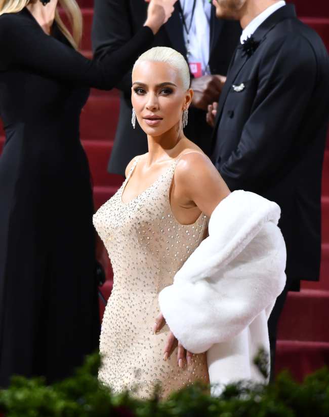 Kim Kardashian uso el vestido original de Monroe con un abrigo de piel para la Met Gala 2022