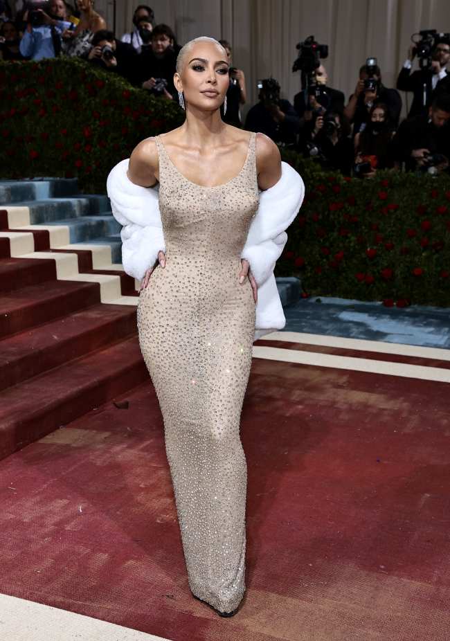 Kardashian poso con el vestido de Monroe antes de cambiarse a una replica