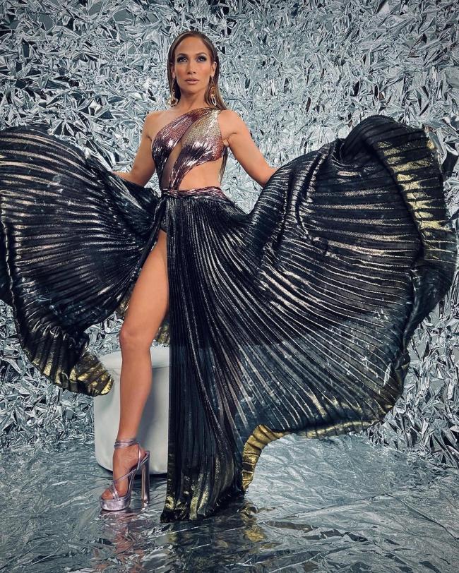Jennifer Lopez celebro su nueva coleccion de zapatos con un sexy vestido metalizado