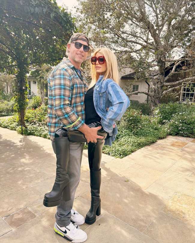 Eric Johnson agarra el trasero de Jessica Simpson