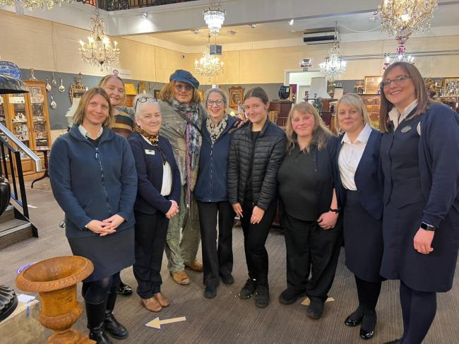 Depp visito recientemente una tienda de antiguedades en Lincolnshire donde se tomo fotos con algunos de los empleados