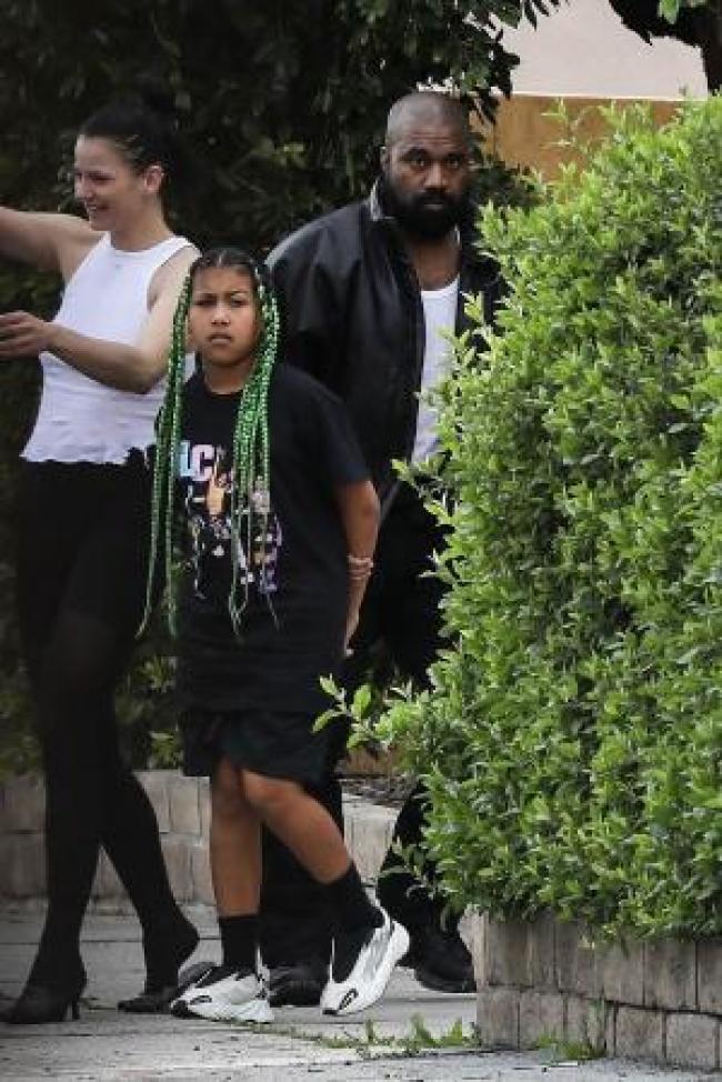 Kanye West con su hija mayor North y su nueva esposa Bianca Censori