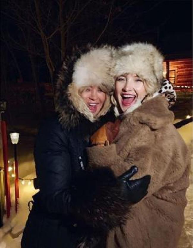 Kate Hudson y Goldie Hawn con abrigos peludos de invierno
