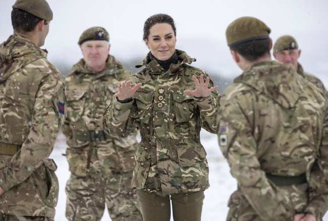              La princesa se reunio con soldados durante su primera visita como coronel            