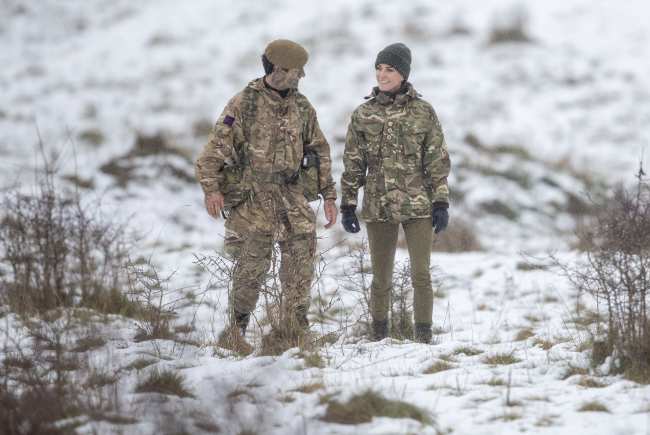              Middleton se dirigio a un campo nevado mientras conversaba con un soldado            