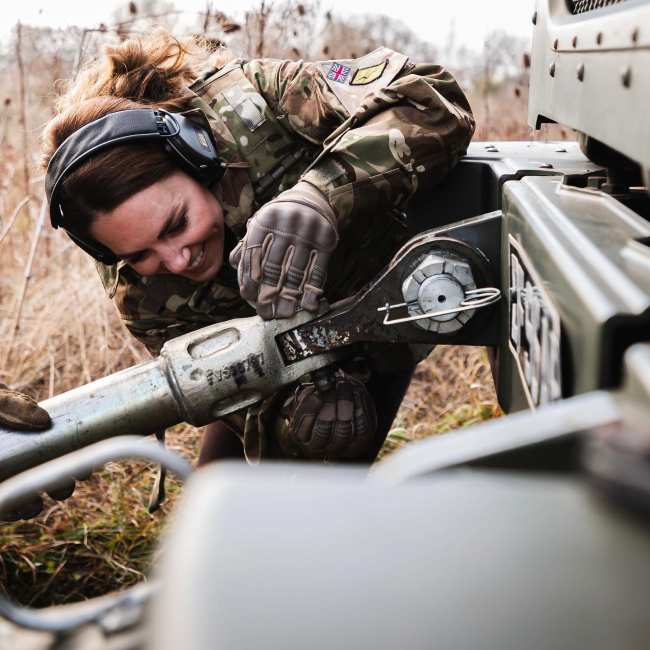              La realeza tambien uso camuflaje el ano pasado compartiendo esta imagen de si misma examinando equipo militar            