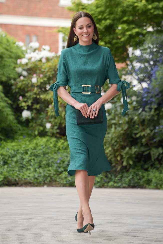              La realeza llevo una version verde del bolso en el Museo del Diseno de Londres en mayo de 2022            