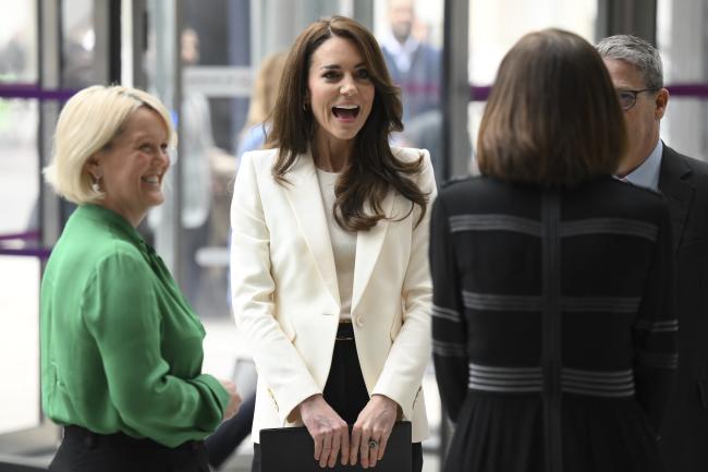 La realeza parecia emocionada de conocer a los miembros de su nuevo grupo de trabajo