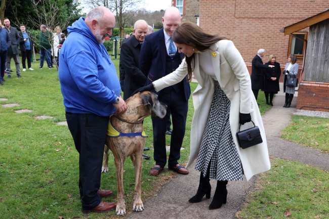              La princesa conocio a un perro de terapia mientras visitaba un centro de rehabilitacion en Llanharan Gales            