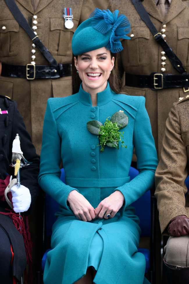 La princesa se veia feliz cuando se unio a las tropas para una foto