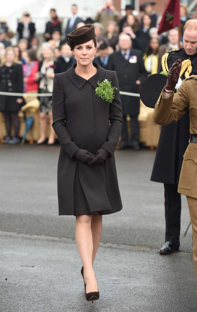 La princesa tambien se separo del verde tradicional en 2015 vistiendo un conjunto marron de pies a cabeza