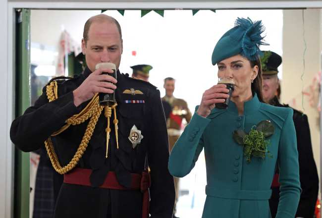 Los Galeses disfrutaron hoy de una pinta de Guinness con las tropas