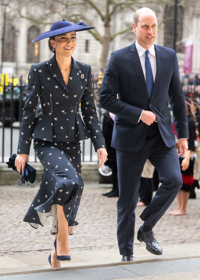 El Principe y la Princesa de Gales combinaron hoy en tonos de azul