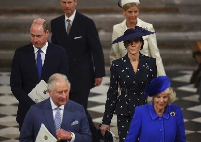 El nuevo duque y la duquesa de Edimburgo se unieron a la familia real en la Abadia de Westminster