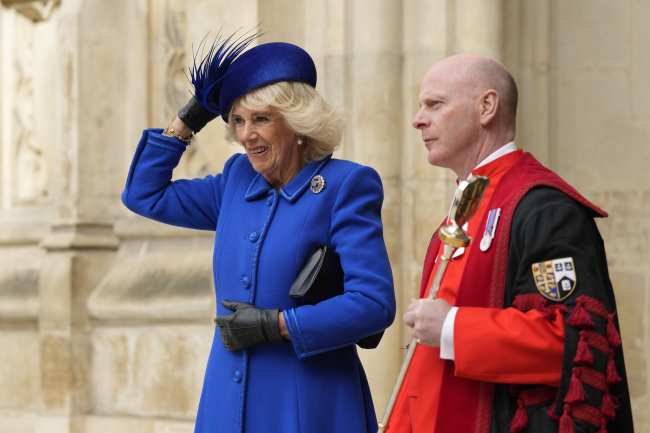Camilla se aferro a su sombrero durante el ventoso dia de Londres