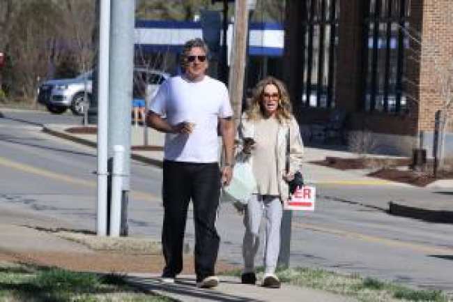 Una foto de Kathie Lee Gifford y Richard Spitz caminando juntos