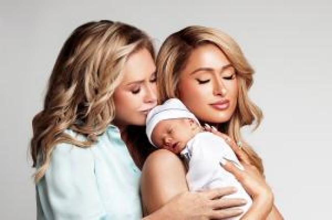 Kathy Hilton abrazando a Paris Hilton por detras mientras Paris sostiene a su hijo Phoenix