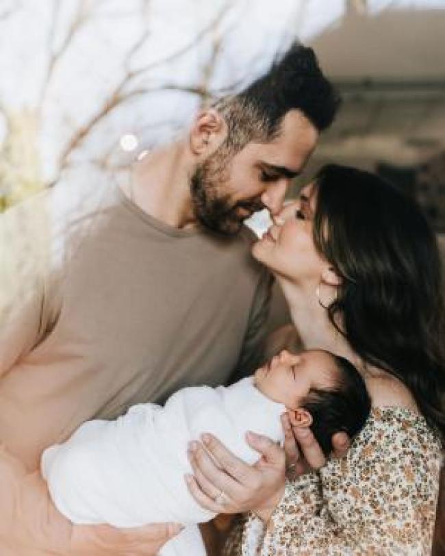 Katie Stevens y Paul DiGiovanni abrazan a su bebe Rome