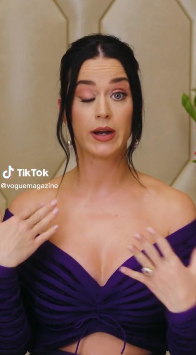 Katy Perry explico en un nuevo video como aprendio a realizar su truco del ojo de muneca