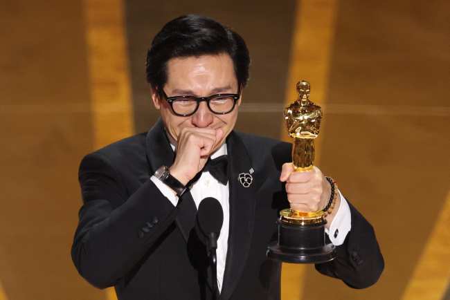 Ke Huy Quan se emociono al aceptar su Oscar al Mejor Actor de Reparto