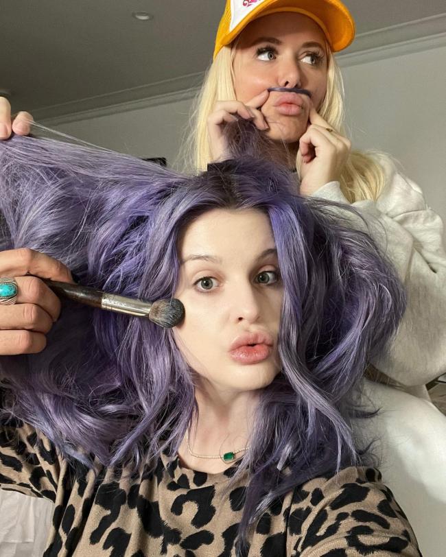 Osbourne tambien publico una instantanea de ella y su amiga estilista Laura Rugetti haciendo el tonto en el volcado de fotos