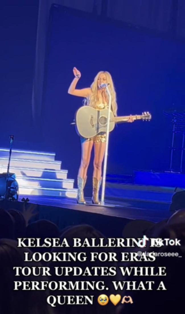 Una foto de Kelsea Ballerini actuando en el escenario en Nueva Jersey
