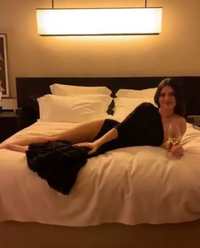              La estrella de Kardashians hizo una pose mostrando su pierna expuesta             