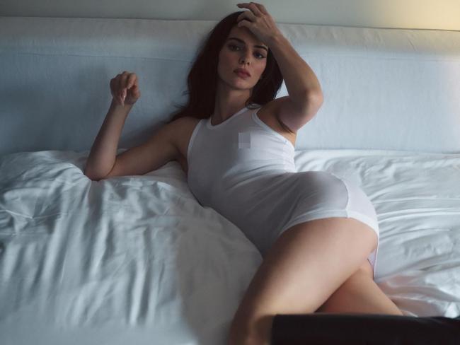 Jenner tambien modelo un vestido sin mangas blanco transparente para la campana