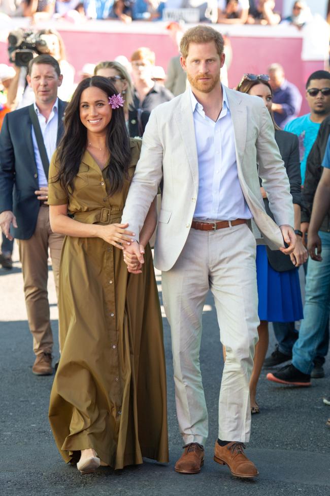 Meghan Markle uso un vestido Staud durante su gira real por Sudafrica en 2019