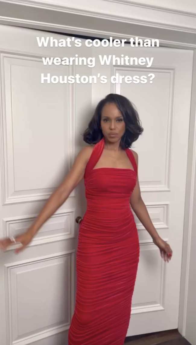              Washington celebro luciendo el iconico vestido rojo en las redes sociales             