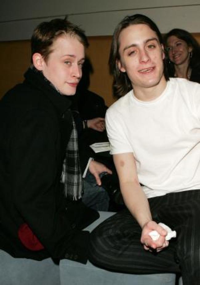 Kieran Culkin y su hermano Macaulay Culkin posando juntos