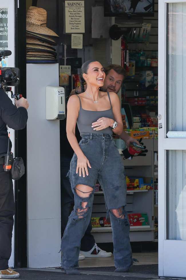 Kim Kardashian riendo mientras sale de la gasolinera con James Corden