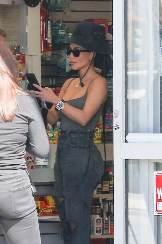              Kardashian se probo sombreros y gafas de sol            