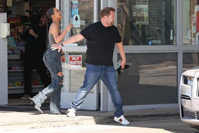              La estrella de Kardashians uso una camiseta sin mangas gris y jeans negros destenidos para la salida            