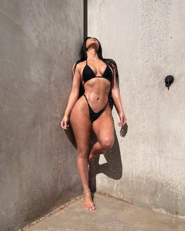              Kardashian a menudo muestra sus abdominales marcados en linea            