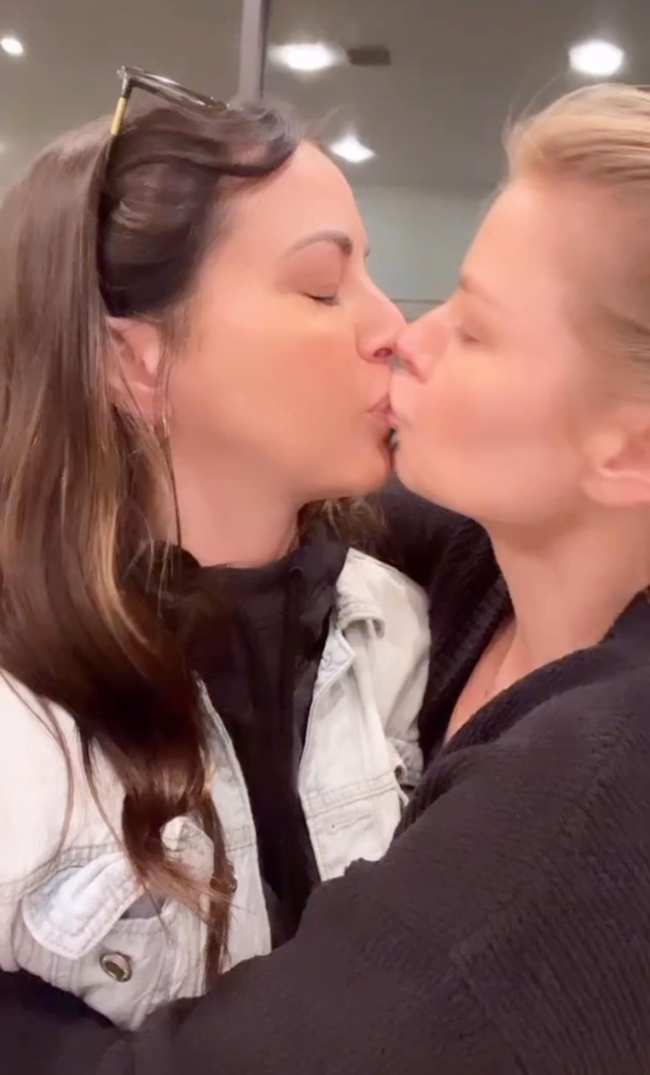              Los antiguos amigosenemigos incluso compartieron un beso rapido en una historia de apoyo de Instagram            
