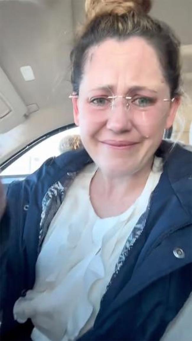 Jenelle Evans llorando en el auto