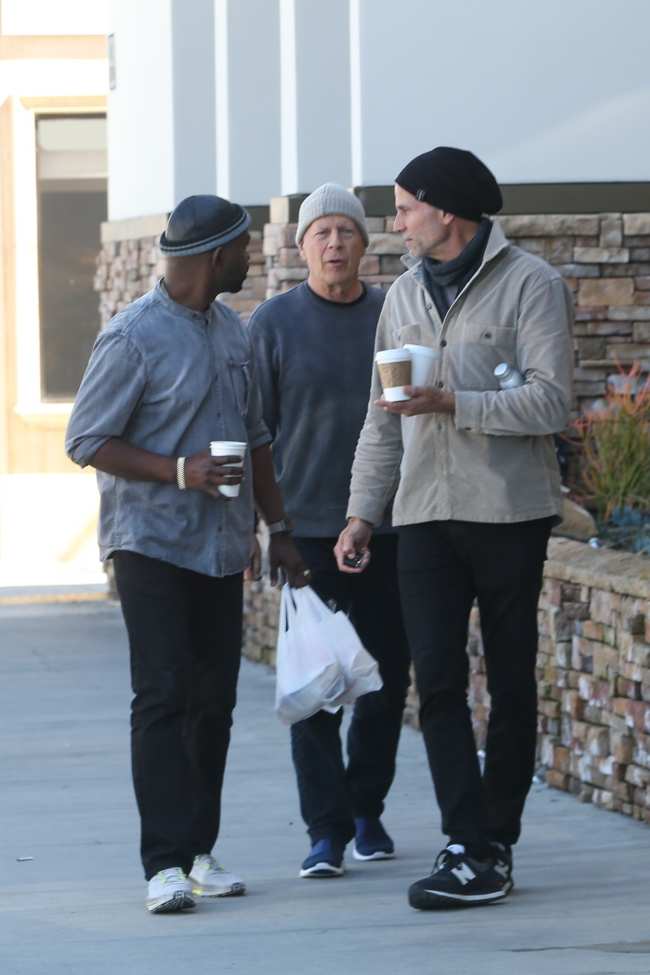              Bruce fue acosado por fotografos mientras tomaba cafe con amigos la semana pasada            