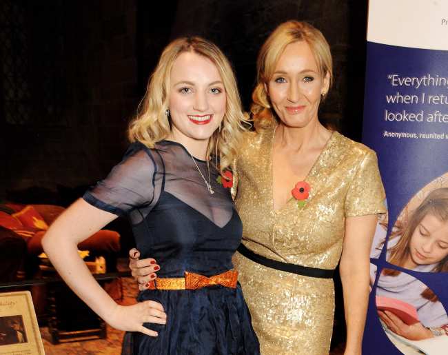 Evanna Lynch y JK Rowling en un evento