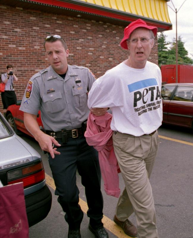 Los registros de arresto de James Cromwell abarcan mas de 20 anos visto aqui en 2001