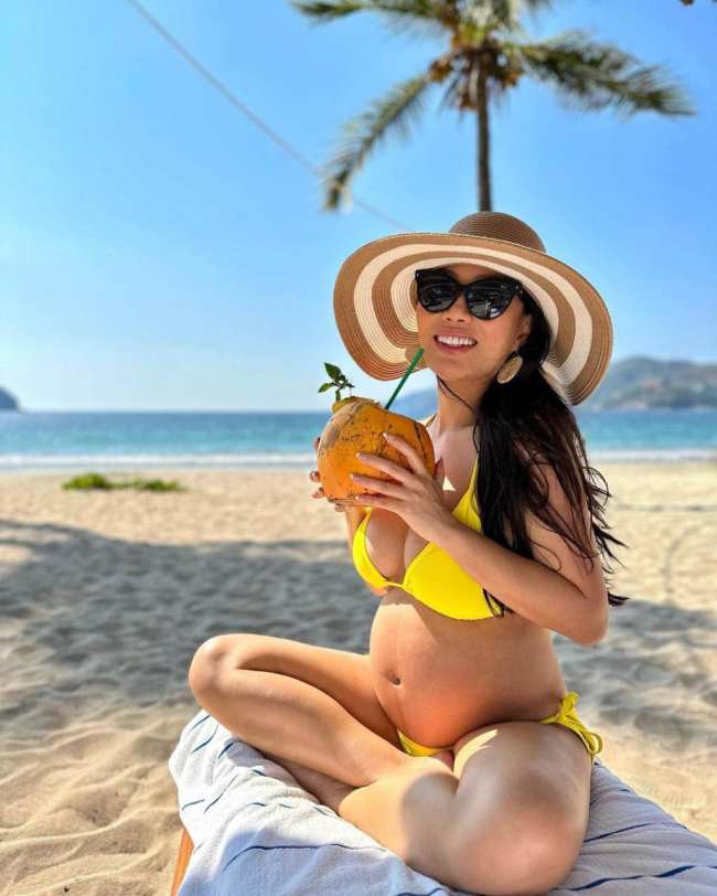 Kelly Mi Li embarazada en la playa
