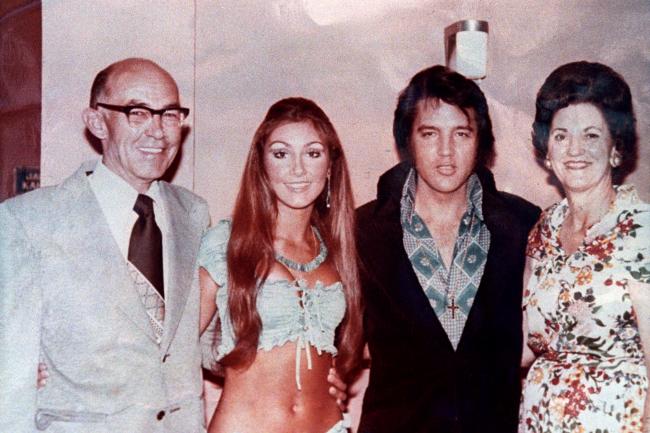 Thompson vista aqui con sus padres y Elvis se mantuvo cercana a Lisa Marie a lo largo de los anos
