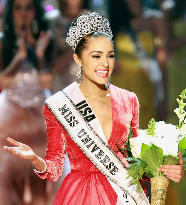              Vucetaj le dio forma a las cejas de Olivia Culpo antes de su gran victoria en el concurso de Miss Universo            