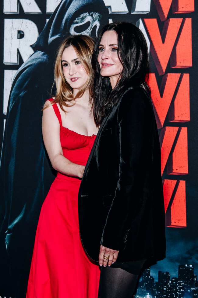 Courteney Cox y su hija Coco Arquette caminaron juntas por la alfombra roja en el estreno de Scream VIVariedad a traves de Getty Images