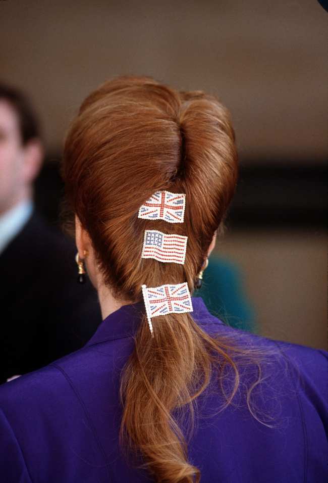              Fergie nunca tuvo miedo de lucir un accesorio para el cabello llamativo            