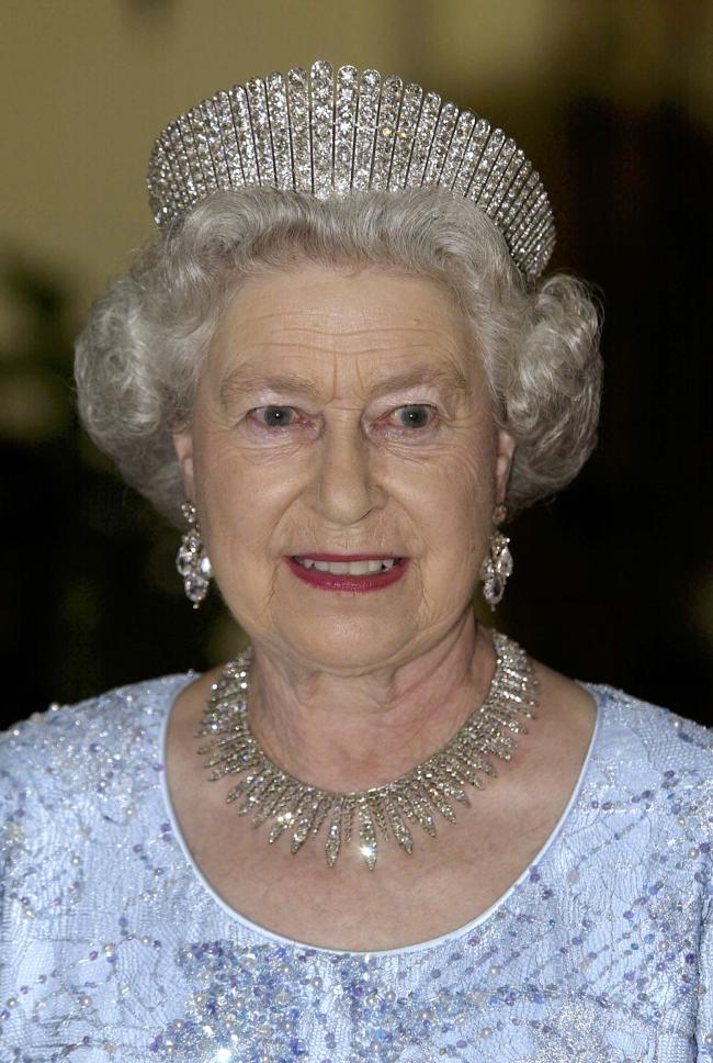 El difunto monarca a menudo usaba el collar con flecos de diamantes
